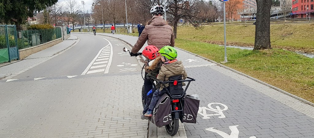 Táta, máma a 3 děti na kole Tern