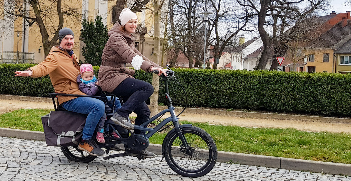 Táta, máma a 3 děti na kole Tern